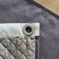 Photographie client d'un rideau Gris avec oeillets et revers ouaté