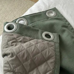 Photographie d'un client kurtens présentant le rideau vert sur mesure avec couche intérieur ouaté.