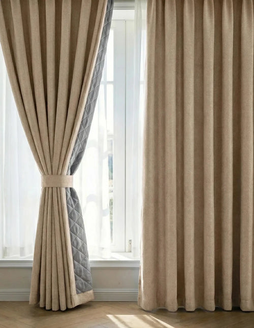 Rideaux sur mesure crème Kurtens devant fenêtre lumineuse avec embrasse, voilage blanc et doublure matelassée isolante visible