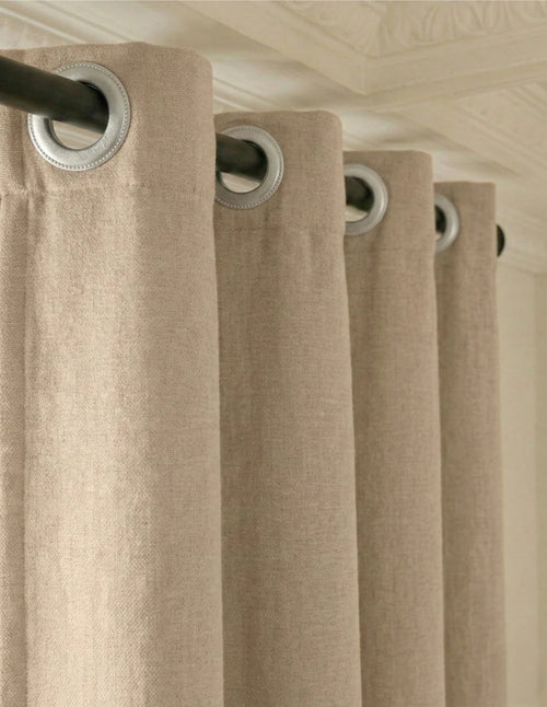 Gros plan sur le rideau sur mesure crème Kurtens avec œillets métalliques et tissu