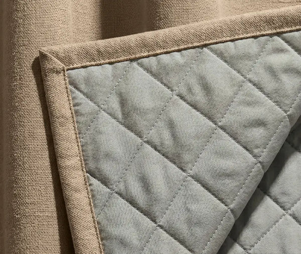 Photographie macro d'un rideau beige kurtens avec revers intérieur en couche ouatée