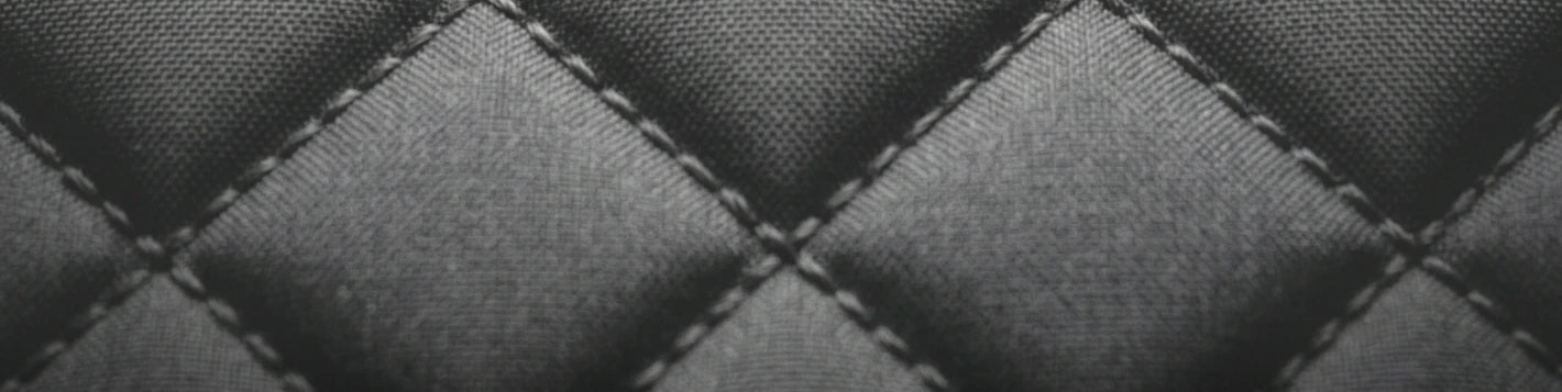 Macro du dos en ouate matelassée du rideau sur mesure thermique et phonique Kurtens, technologie isolante