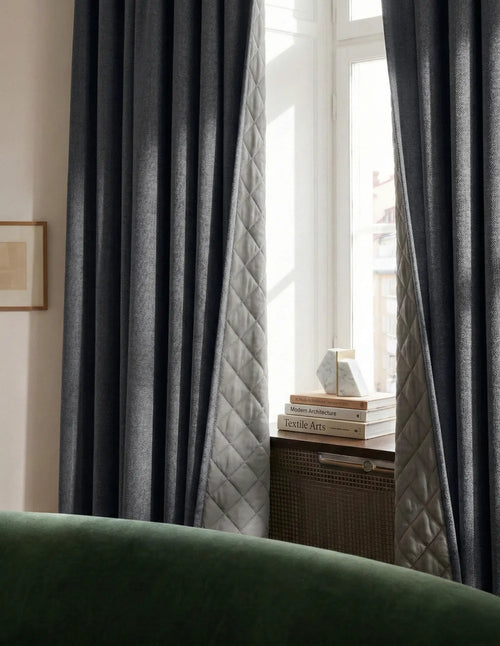 Rideaux sur mesure gris anthracite Kurtens avec doublure matelassée visible, salon avec canapé velours vert et meuble en cannage