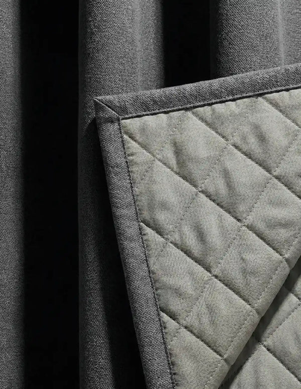 Rideau sur mesure gris anthracite Kurtens dévoilant sa doublure matelassée, fabrication haut de gamme avec finitions et coutures