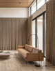 Rideau occultant marron pleine hauteur dans une chambre contemporaine à fenêtre à carreaux