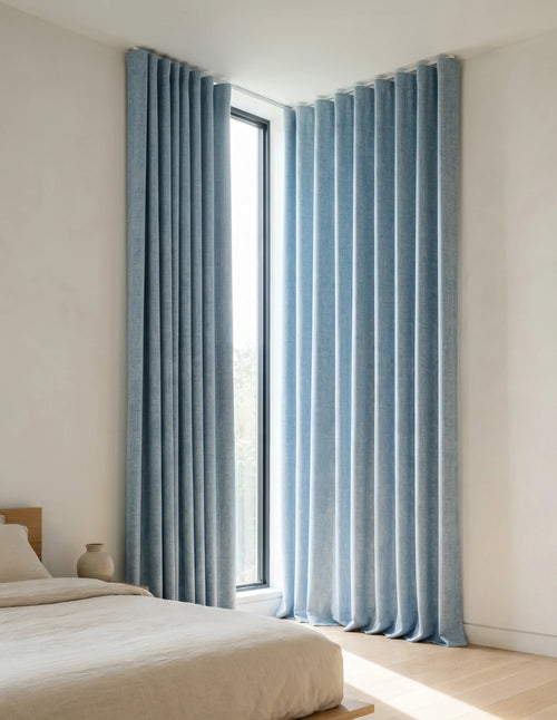 Rideau occultant bleu ciel pleine hauteur dans une chambre contemporaine à fenêtre à carreaux