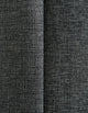 Gros plan sur le tissu occultant gris anthracite, armure mate