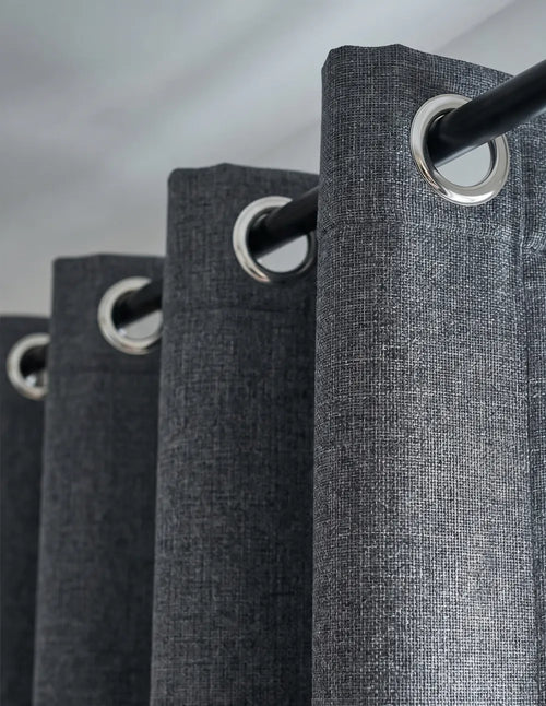 Œillets 40 mm du rideau occultant gris anthracite sur une tringle noire