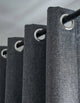 Œillets 40 mm du rideau occultant gris anthracite sur une tringle noire