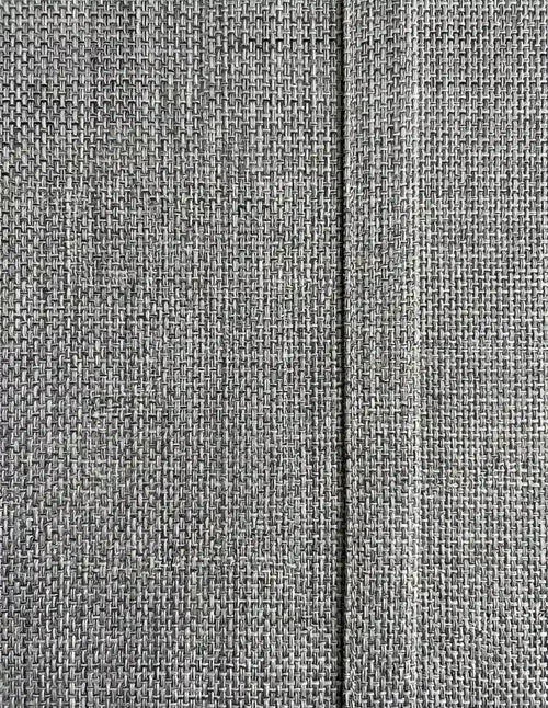 Gros plan sur le tissu occultant gris chiné, armure mate