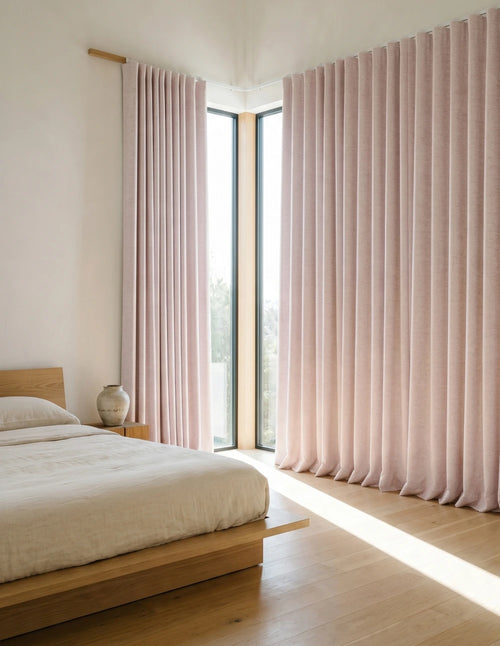 Rideau occultant rose pleine hauteur dans une chambre contemporaine à fenêtre à carreaux