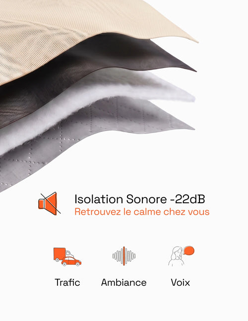 Rideau phonique beige tiré, pièce isolée du bruit et de la lumière