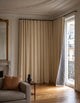 Rideau anti-bruit beige pleine hauteur dans un intérieur lumineux