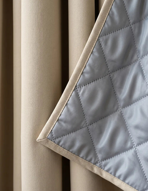 Rideau phonique beige Kurtens, vue de détail sur le tombé