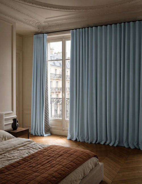 Rideau anti-bruit bleu ciel pleine hauteur dans un intérieur lumineux