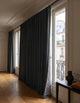 Rideau anti-bruit gris anthracite pleine hauteur dans un intérieur lumineux