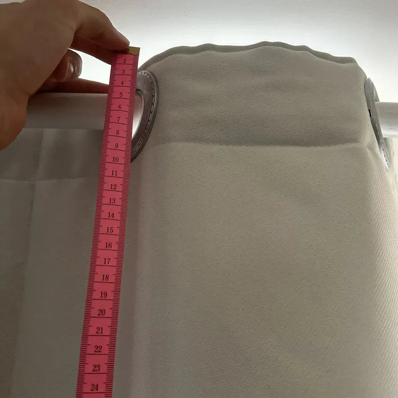Prise de mesure d'un rideau sur mesure Kurtens avec mètre ruban, confection aux dimensions exactes