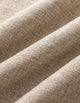 Rideau tamisant beige effet lin tiré pleine hauteur devant une fenêtre dans une chambre claire en bois