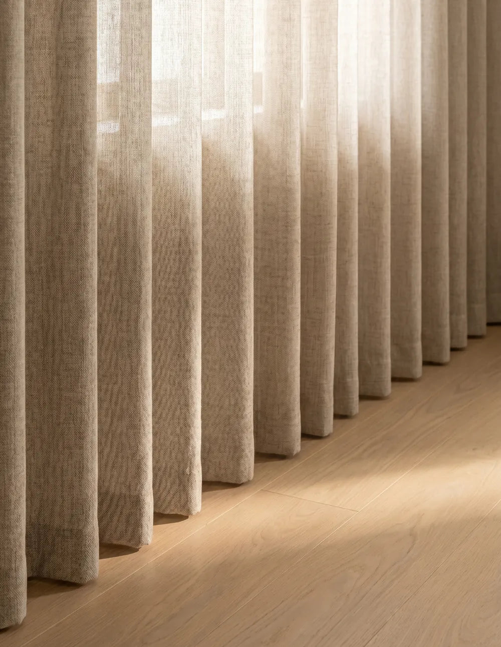 Rideau tamisant beige effet lin diffusant la lumière du jour dans une chambre lumineuse
