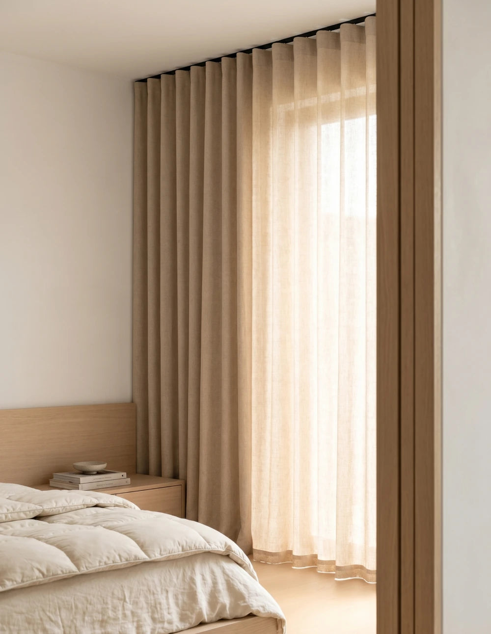 Tissu du rideau tamisant beige effet lin drapé sur une chaise en bois, lumière du jour traversant la trame