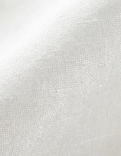 Gros plan sur le tissu tamisant blanc à l'aspect lin