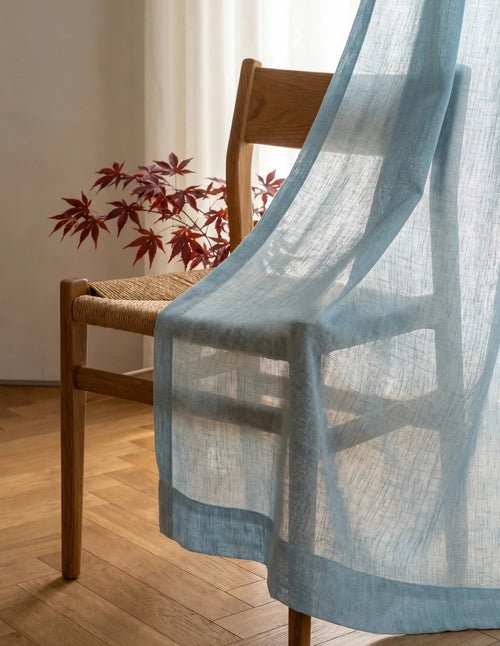 Gros plan sur le tissu tamisant bleu à l'aspect lin