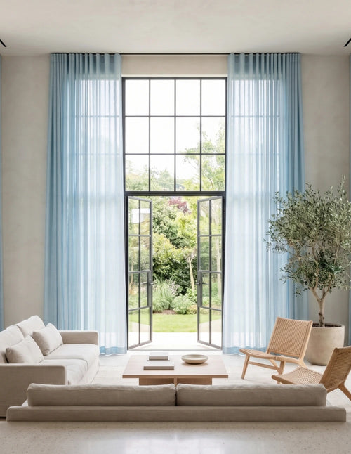 Rideau tamisant bleu effet lin diffusant la lumière du jour dans une chambre lumineuse
