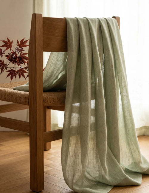 Gros plan sur le tissu tamisant vert à l'aspect lin