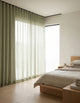 Rideau tamisant vert effet lin diffusant la lumière du jour dans une chambre lumineuse