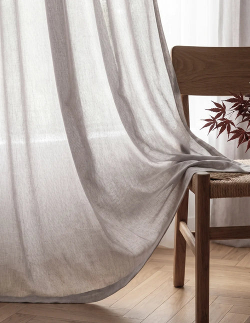 Gros plan sur le tissu tamisant gris mauve à l'aspect lin