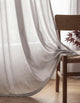 Gros plan sur le tissu tamisant gris mauve à l'aspect lin