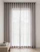 Rideau tamisant gris mauve effet lin diffusant la lumière du jour dans une chambre lumineuse