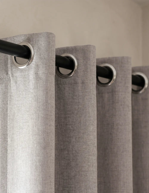 Œillets 40 mm du rideau tamisant gris mauve effet lin sur une tringle noire