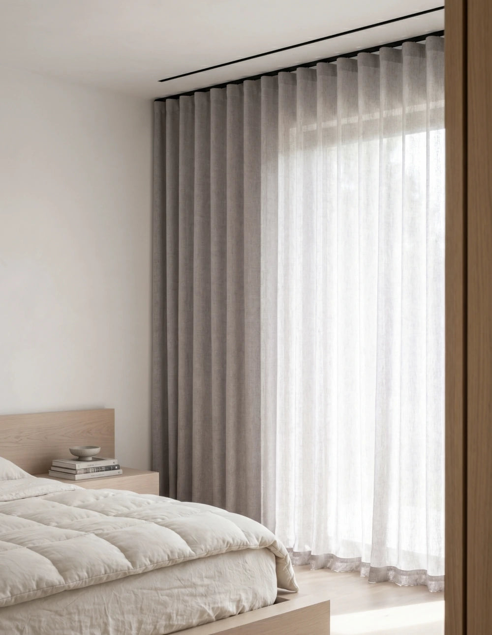 Tissu du rideau tamisant gris mauve effet lin drapé sur une chaise en bois, lumière du jour traversant la trame