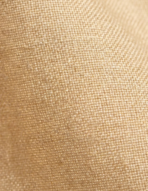 Gros plan sur le tissu tamisant sable à l'aspect lin