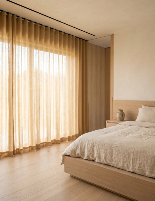 Rideau tamisant sable effet lin diffusant la lumière du jour dans une chambre lumineuse