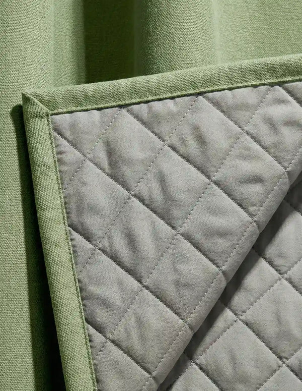 Finition intérieure du rideau sur mesure vert Kurtens avec doublure matelassée grise isolante