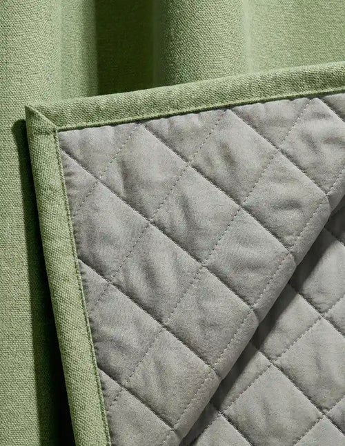 Détail de la doublure matelassée piquée du rideau sur mesure vert sauge Kurtens, structure isolante thermique et acoustique
