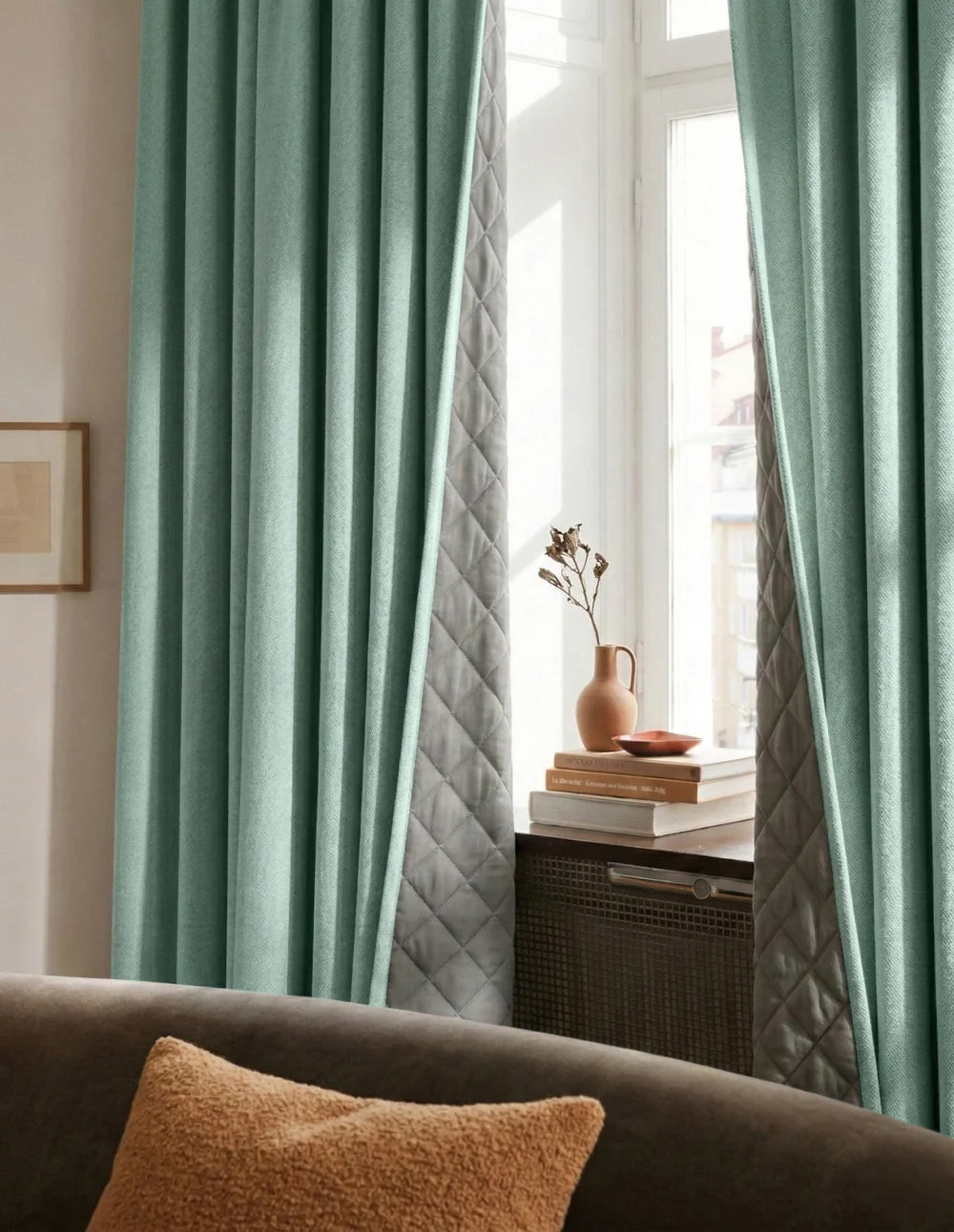 Rideaux sur mesure vert menthe Kurtens avec doublure matelassée dans un salon cosy, décoration naturelle