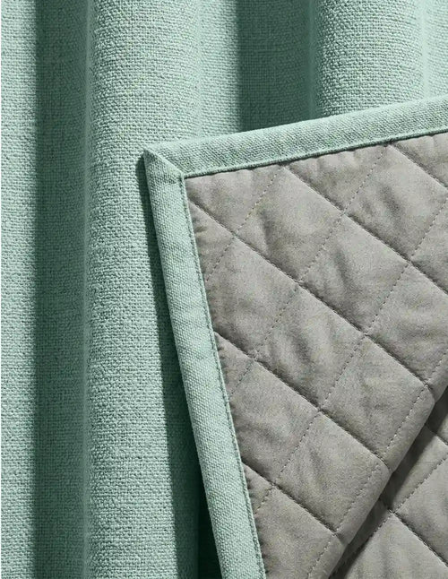 Gros plan sur la doublure matelassée d'un rideau sur mesure vert menthe Kurtens, coutures précises