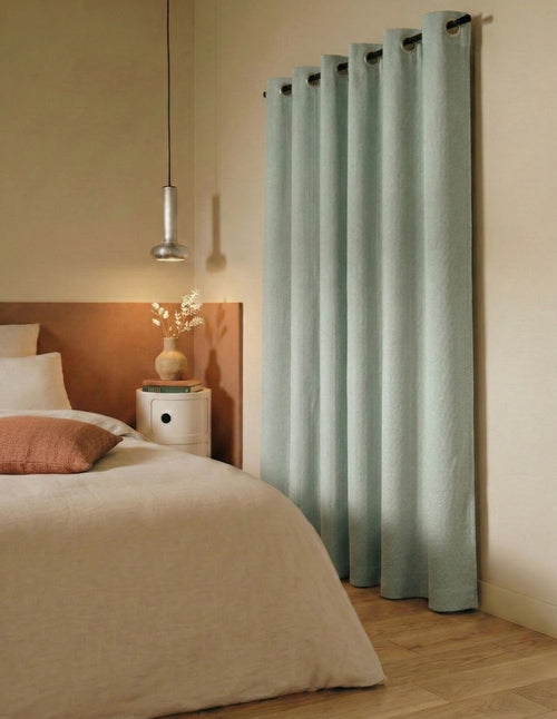 Rideau sur mesure vert menthe Kurtens dans une chambre cocooning, ambiance nature apaisante et lit douillet