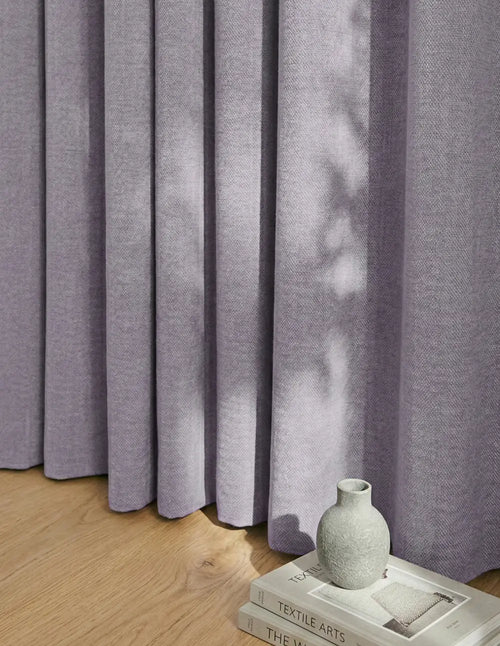 Rideau sur mesure lavande violet Kurtens tombé au sol, ambiance naturelle et poétique avec jeu d'ombres