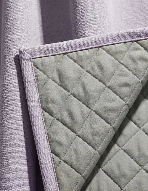 Zoom sur la doublure matelassée d'un rideau sur mesure lilas Kurtens, finitions et coutures soignées