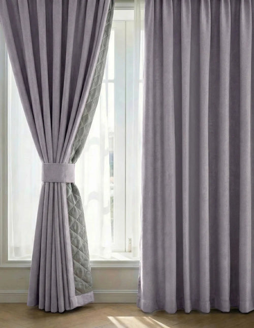 Rideau sur mesure lilas Kurtens avec embrasse et doublure matelassée, fenêtre lumineuse d'un intérieur cosy