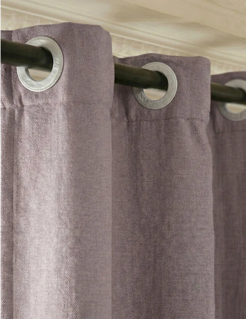 Rideau sur mesure violet lilas à œillets argentés Kurtens sur tringle noire, tissu élégant thermique phonique et occultant