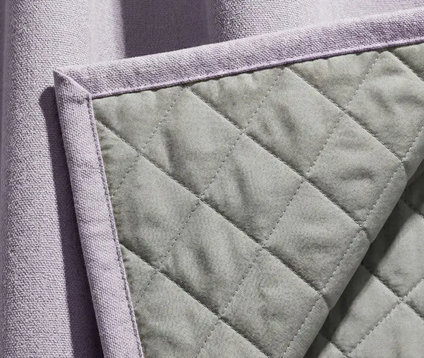 Photographie macro d'un rideau lilas kurtens avec revers intérieur en couche ouatée