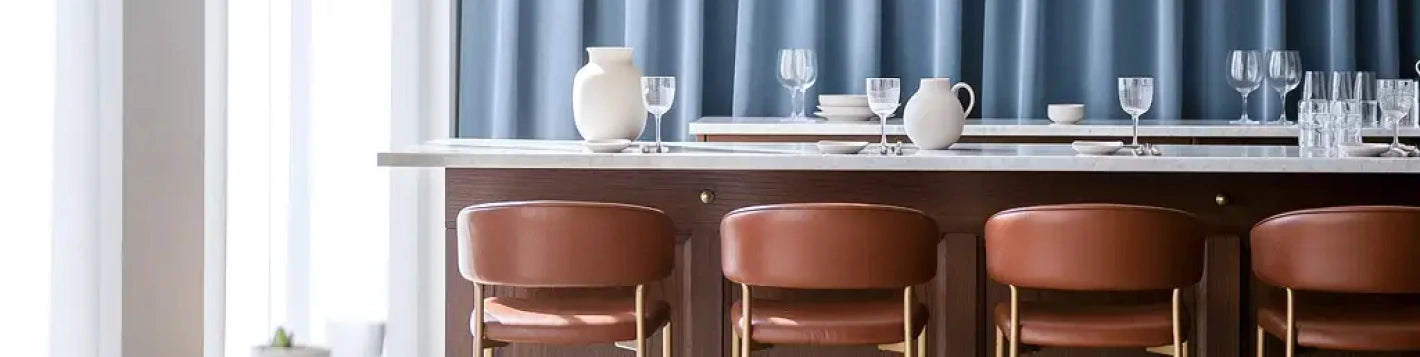 Bannière rideaux sur mesure bleu Kurtens dans un bar à cocktails avec tabourets cuir, acoustique haut de gamme