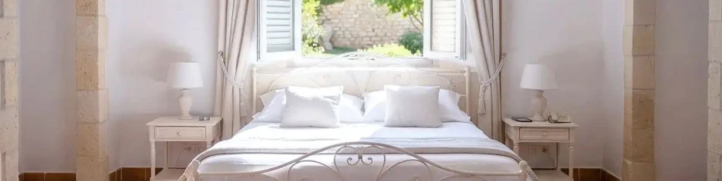 Bannière rideaux sur mesure crème Kurtens dans une chambre romantique à la campagne, fenêtre sur jardin