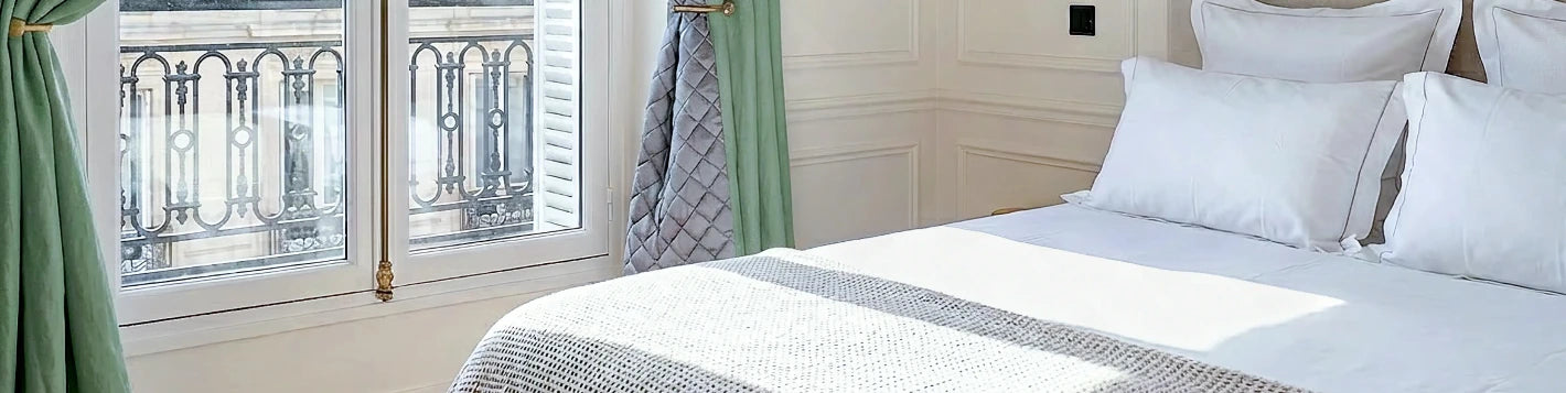 Bannière rideaux sur mesure vert sauge Kurtens dans une chambre haussmannienne à fenêtres parisiennes