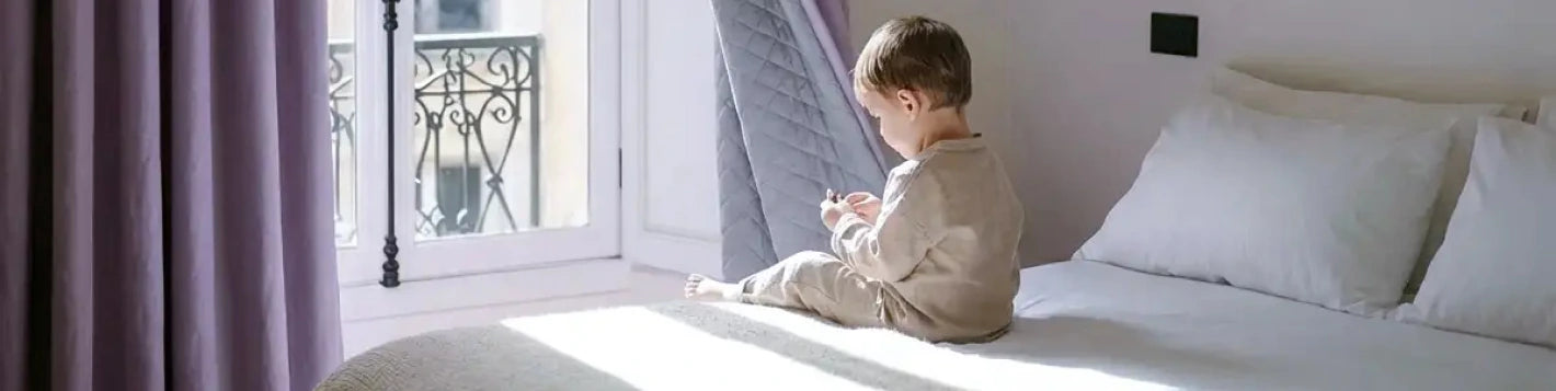 Bannière chambre enfant avec rideau sur mesure lilas matelassé Kurtens, ambiance douce et sécurisante